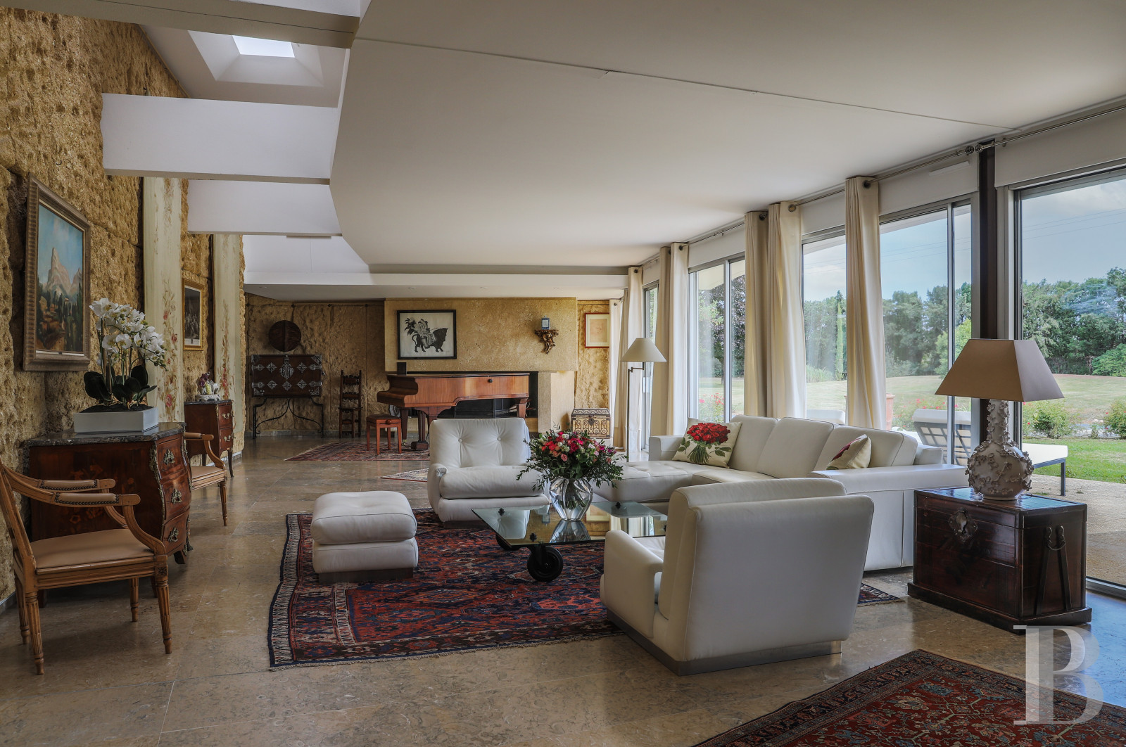 A villa designed and built by a Modernist architect in the heart of an arboreal estate close to Nîmes - photo  n°13